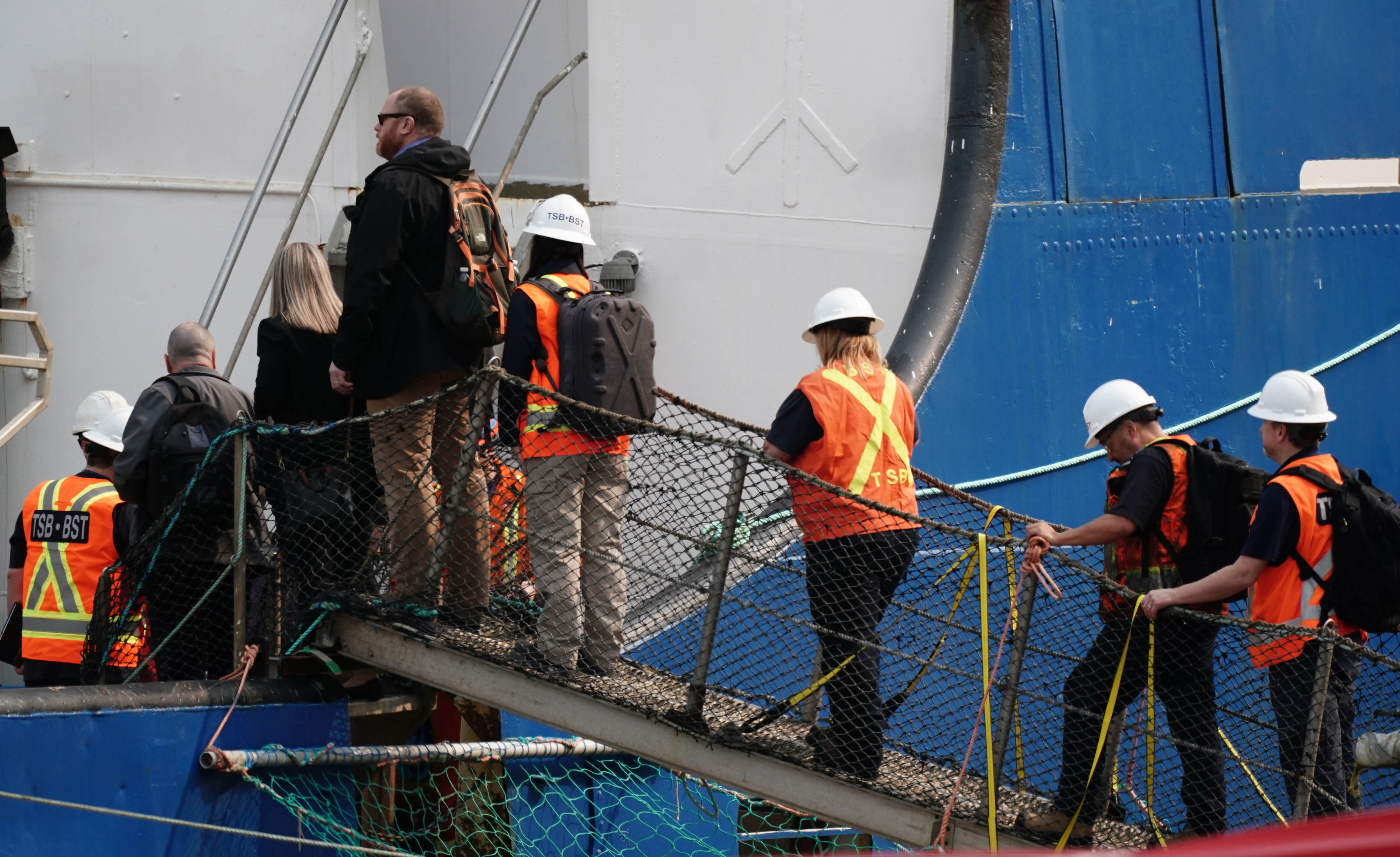 Fishing boat sinks off Canada; 10 crew members dead, 11 missing, 3  survivors found in a state of hypothermic shock - CBS News