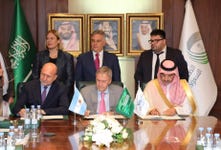 SFD CEO Sultan Al-Marshad (right) signs a new USD $100 million development agreement with Argentina Province Governors Juan Schiaretti (Córdoba) and Omar Perotti (Santa Fe) (Photo: AETOSWire)