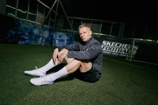 Oleksandr Zinchenko laces up in Skechers Razor football boots (Photo: Skechers)