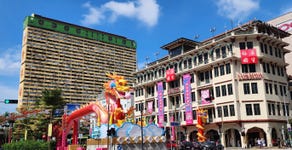 Singapore's Yue Hwa Department Store welcomes tourists with banners showcasing acceptance of Alipay and other Alipay+ partner e-wallets (Photo: Business Wire)