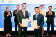 De Heus Vietnam COO Rick van der Linden (L) and FPT Software Europe CEO Tran Van Dung (R) at the signing ceremony attended by senior leaders of the Netherlands government during the economic mission to Vietnam (Photo: Business Wire)