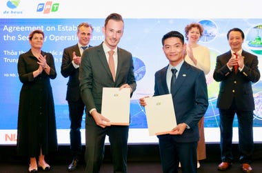 De Heus Vietnam COO Rick van der Linden (L) and FPT Software Europe CEO Tran Van Dung (R) at the signing ceremony attended by senior leaders of the Netherlands government during the economic mission to Vietnam (Photo: Business Wire)