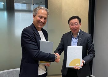 Niklas Heuveldop, Vonage CEO and Head of Business Area Global Communications Platform, Ericsson, and Mr Bill Chang, CEO of Singtel’s Digital InfraCo, signing the new partnership today in Singapore. (Photo: Business Wire)