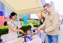 An international visitor paying with Alipay at a souvenir store in China (Photo: Business Wire)