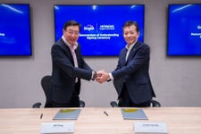 From left to right: Bill Chang, CEO of Singtel’s Digital InfraCo; Toshiaki Tokunaga, Executive Vice President, Hitachi, Ltd. (Photo: Business Wire)