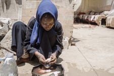 YEMEN. Aden. April 2024. Abdul Aleem’s daughter preparing the meal.