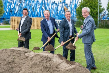 Left to right: Barry Misquitta, President of Color Solutions at Vibrantz; Michael Wilson, CEO at Vibrantz; Martijn Kunnen, Director of Commercial EMEA and Global Strategy Colorants at Vibrantz; and Hans Verheijen, Mayor of Sittard, Netherlands (Photo: Business Wire)