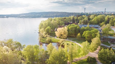 Cities in Finland want to encourage cities to help preserve nature internationally. The leaders of Finland’s 10 largest cities commit to concrete targets for halting the loss of biodiversity. Photo: Visit Tampere, summer colors in Arboretum. Drone: Laura Vanzo.