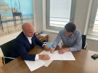 Marco Quarta (right), Rubedo Life Sciences CEO and Co-Founder, notarizes the incorporation of Rubedo's European Headquarters in Milan (Photo: Business Wire)