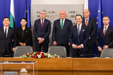 Following the signing ceremony. From left: Yoon Young-Joon, President and CEO, Hyundai Engineering & Construction; Ji I Cho, Deputy Head of Mission and Charge d'Affaires a.i., Embassy of the Republic of Korea; Vladimir Malinov, Minister of Energy, Bulgaria; Dimitar Glavchev, Prime Minister of Bulgaria; Elias Gedeon, Senior Vice President of Westinghouse Energy Systems; Kenneth Merten, U.S. Ambassador to Bulgaria; and Petyo Ivanov, Executive Director, Kozloduy NPP - New Build. (Photo: Business Wire)