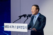 Young Hyun Jun, Vice Chairman and Head of the Device Solutions Division at Samsung Electronics, gives a speech at the tool-in ceremony for Samsung's new semiconductor research and development complex (NRD-K) in Giheung, Korea. (Photo: Business Wire)