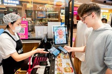 International visitors paying with Alipay Tap! at a popular snack shop in Shanghai (Photo: Business Wire)