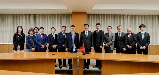 The signing ceremony took place at DENSO Corporation Aichi Headquarters with the participation of Dr Truong Gia Binh, Chairman of FPT Corporation, Mr Shinnosuke Hayashi, President & CEO of DENSO Corporation, and senior leaders of both companies. (Photo: Business Wire)