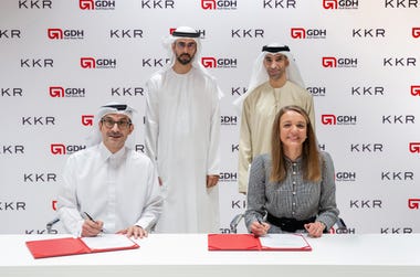 H.E. Dr Thani Bin Ahmed Al Zeyoudi and H.E. Omar Sultan Al Olama, presiding over the official signing of the strategic partnership between KKR and Gulf Data Hub by Tara Davies Co-Head of KKR EMEA and Co-Head of European Infrastructure and Tarek Al Ashram, CEO of Gulf Data Hub (GDH) (Photo: Business Wire)