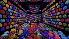 teamLab, Rapidly Rotating Bouncing Spheres in the Caterpillar House (c) teamLab - Rapidly Rotating Bouncing Sphere is a space made up of spheres that people can jump on. The spheres rotate at high speed, but when people approach them, they stop rotating and become easier to step on.