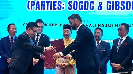 Exchange of the signed MoU between YBhg Datuk Harun Bin Ismail JP (Managing Director/Chief Executive Officer for SOGDC) and Roger Harrison, Managing Director at Gibson Shipbrokers). Others present include YAB Datuk Seri Panglima Hajiji Haji Noor (Chief Minister of Sabah), and SOGDC's Chairman Datuk Seri Panglima Abdul Rahman Dahlan. (Photo: Business Wire)