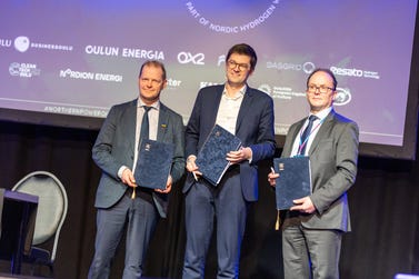 The City of Oulu, Finland, and French company Verso Energy have signed a co-operation agreement at the Northern Power forum aiming to build a hydrogen processing plant in Oulu. Signing the agreement strengthens the City of Oulu’s status as a key hydrogen hub in the Nordics. Verso Energy’s plant in the port area of Oulu will be the largest of its kind in Finland so far. In the picture from left to right: Ari Alatossava, Mayor of Oulu, Antoine Huard, CEO of Verso Energy and Marko Mykkänen, CEO, Port Of Oulu. (Photo: City of Oulu)