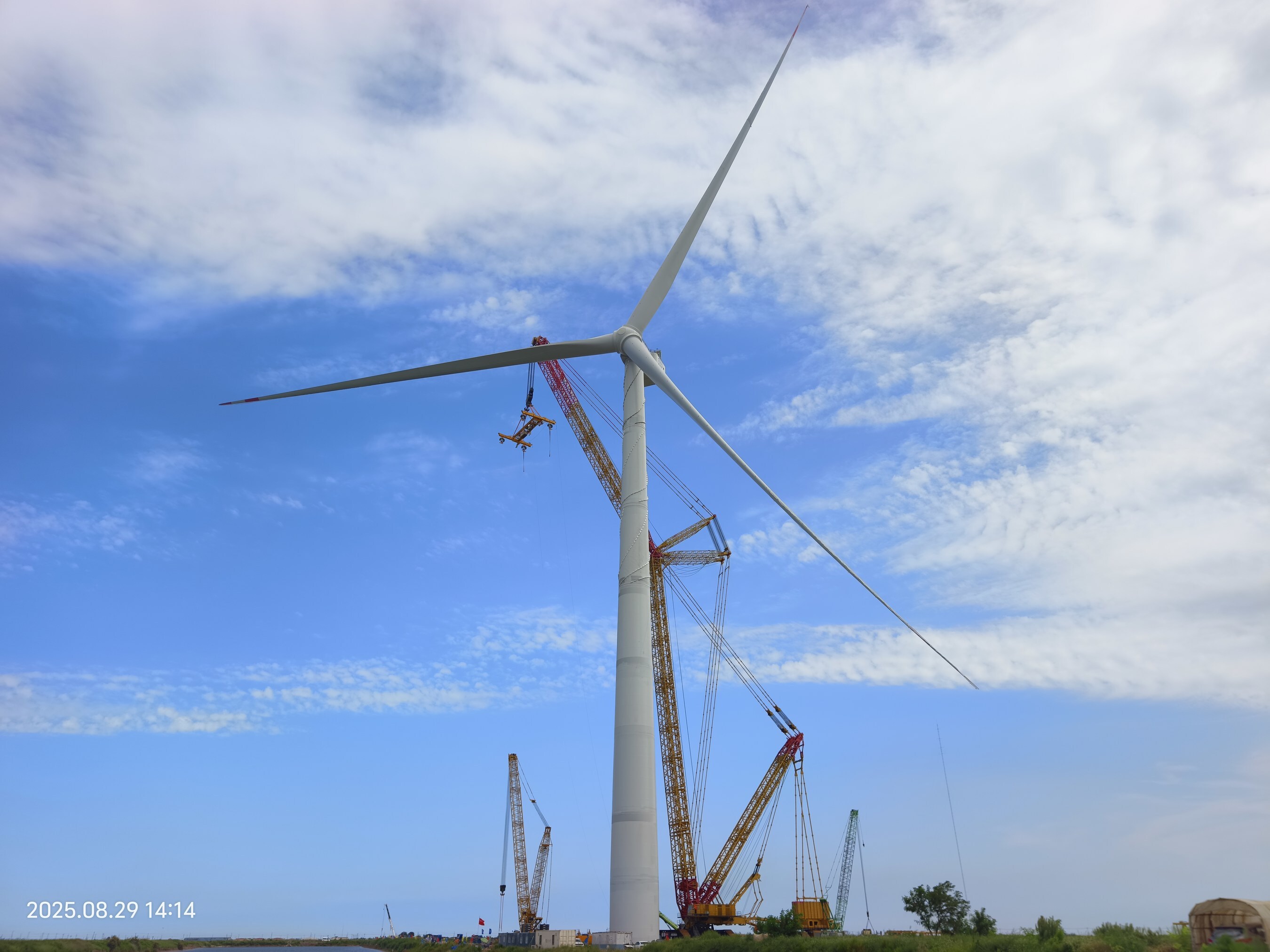 XCMG's 4,000-ton Crawler Crane XGC88000 Marvels China's Offshore