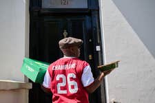 EDITORIAL USE ONLY Ian Wright lookalike, Rudy Brathwaite, delivers HelloFresh’s ‘Winner, Winner, Chicken (Pie) Dinner’ pie to Arsenal supporter Phil Mason (not pictured) at their home in London. Picture date: Tuesday May 26, 2026. PA Photo. Inspired by the former Arsenal footballer’s fondness for chicken pies, the dish has been reintroduced and renamed by the brand to mark Arsenal F.C.’s Premier League title win.