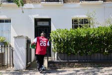 EDITORIAL USE ONLY Ian Wright lookalike, Rudy Brathwaite, delivers HelloFresh’s ‘Winner, Winner, Chicken (Pie) Dinner’ pie to Arsenal supporter Phil Mason (not pictured) at their home in London. Picture date: Tuesday May 26, 2026. PA Photo. Inspired by the former Arsenal footballer’s fondness for chicken pies, the dish has been reintroduced and renamed by the brand to mark Arsenal F.C.’s Premier League title win.