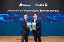 Kelvin Li, General Manager of Platform Tech and Senior Vice President at Ant International (Left) and Dr. Karin Boonlertvanich, Executive Vice President of KASIKORNBANK (Right) at the MOU Signing Ceremony
