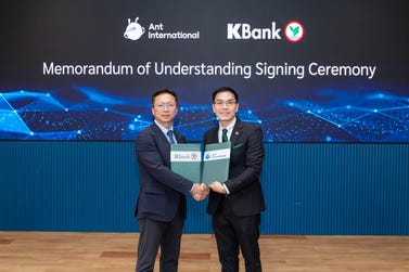 Kelvin Li, General Manager of Platform Tech and Senior Vice President at Ant International (Left) and Dr. Karin Boonlertvanich, Executive Vice President of KASIKORNBANK (Right) at the MOU Signing Ceremony