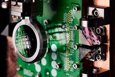 A close-up of a current trapped ion system from IonQ. The system to be delivered to Horizon will be IonQ’s next-generation 256-qubit technology.