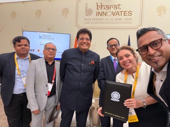 Syngenta Country Head for France Anne Azam (2nd from right) with India’s Minister of Commerce and Industry Piyush Goyal (3rd from left) and Annam Principal Scientific Advisor to the Government of India Dr. Ajay Sood (3rd from right) at the signing ceremony.