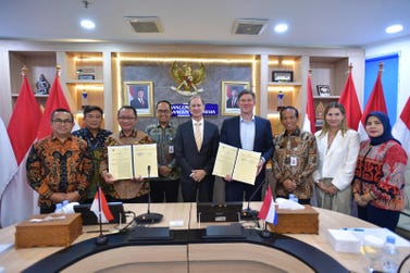 Secretary General (Sekjen) of the Ministry of Villages and Development of Disadvantaged Regions (Kemendes PDT), Taufik Madjid, signed a Memorandum of Understanding with Ampowr Co-CEO, Eric van Honk.