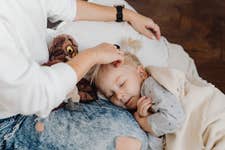 Children who get enough physical activity during the day fall asleep faster in the evening and sleep more soundly through the night. This is evident from an interview by Wickey with Nathalie Schittekatte, certified baby and child sleep coach at Snuggles & Dreams. According to Schittekatte, outdoor play in particular plays a major role in children’s sleep quality and, consequently, the wellbeing of the entire family.