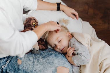 Children who get enough physical activity during the day fall asleep faster in the evening and sleep more soundly through the night. This is evident from an interview by Wickey with Nathalie Schittekatte, certified baby and child sleep coach at Snuggles & Dreams. According to Schittekatte, outdoor play in particular plays a major role in children’s sleep quality and, consequently, the wellbeing of the entire family.