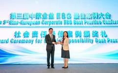 Huang Yiyang (L), Chinese Consul General in Frankfurt, presents the award to a representative of Sinopec.