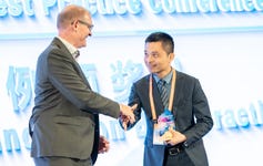 Thorsten Giehler (L), Director of the Economic, Social Development and Employment Division of The German Society for International Cooperation (GIZ), delivered the award to Zhou Fangchao, Executive Director and Vice President of Global New Material International.