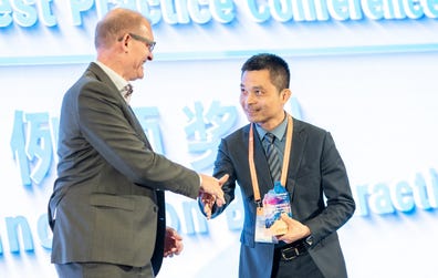 Thorsten Giehler (L), Director of the Economic, Social Development and Employment Division of The German Society for International Cooperation (GIZ), delivered the award to Zhou Fangchao, Executive Director and Vice President of Global New Material International.